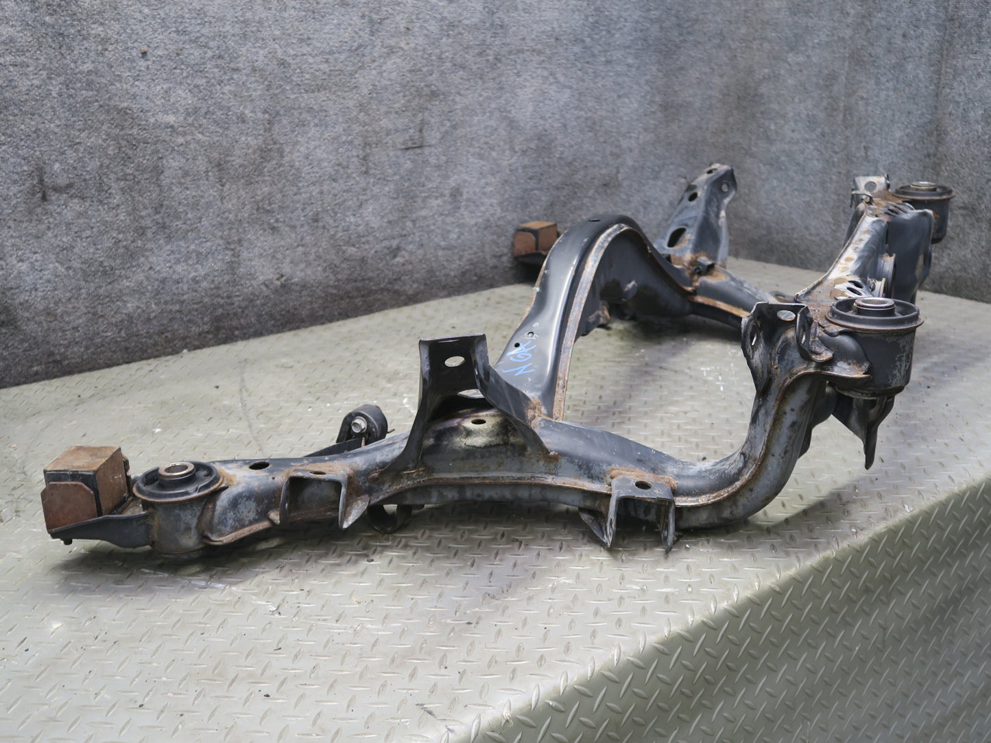95-97 Nissan Gloria HY33 AT Rear Crossmember Subframe Bracket 60K Miles OEM
