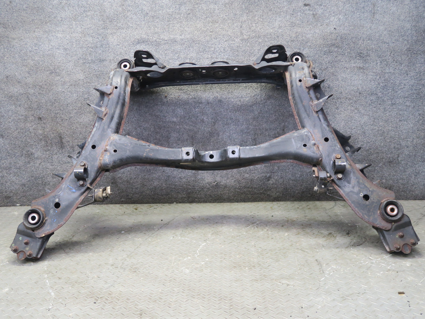 95-97 Nissan Gloria HY33 AT Rear Crossmember Subframe Bracket 60K Miles OEM