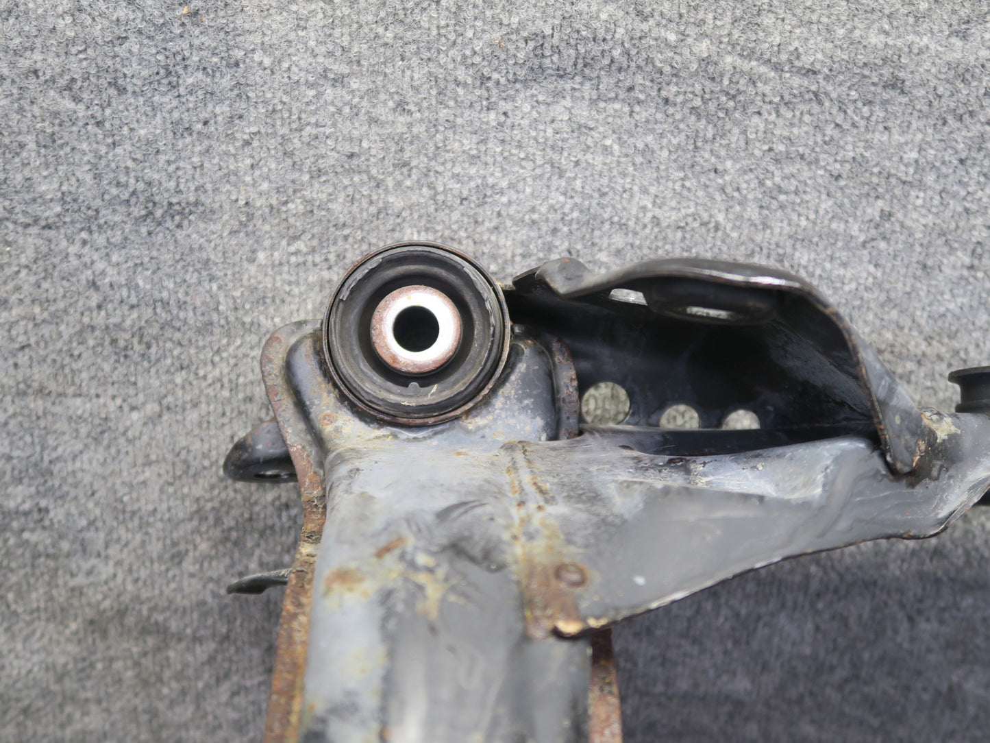 95-97 Nissan Gloria HY33 AT Rear Crossmember Subframe Bracket 60K Miles OEM