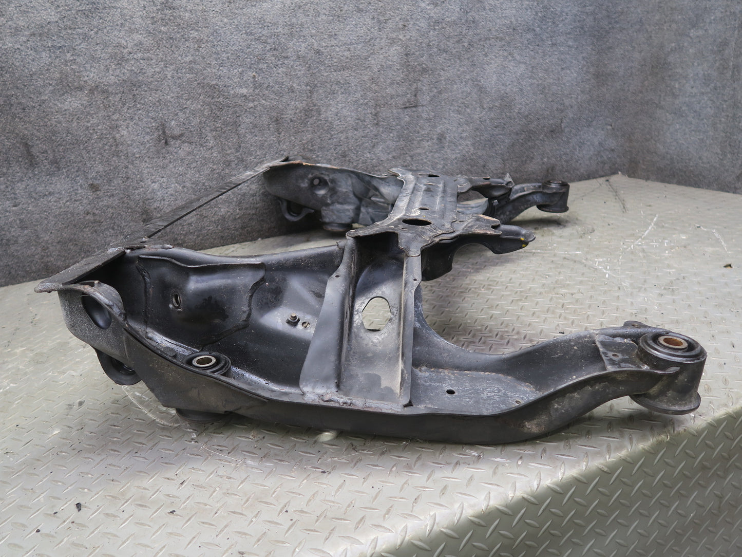 95-97 Nissan Gloria HY33 3.0L Front Crossmember Subframe Bracket 60K Miles OEM