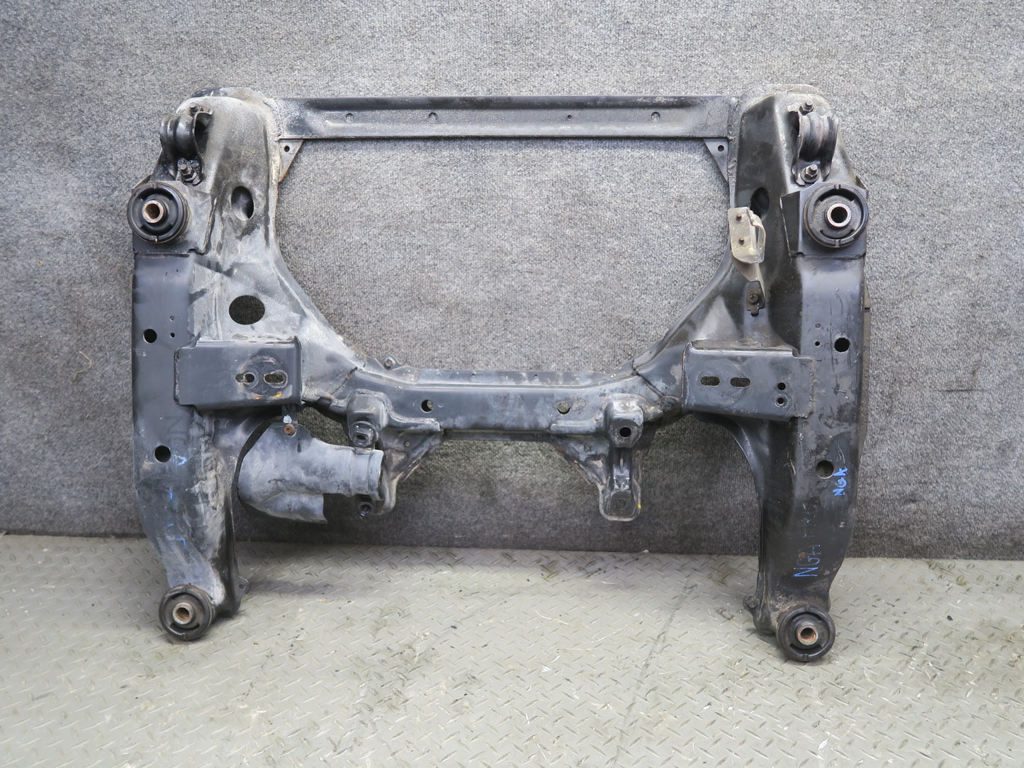 95-97 Nissan Gloria HY33 3.0L Front Crossmember Subframe Bracket 60K Miles OEM