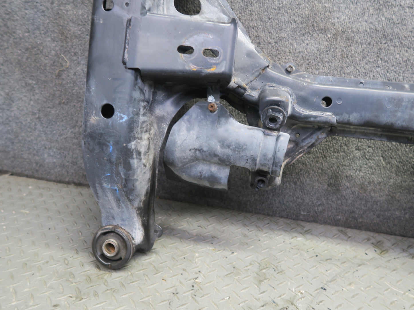 95-97 Nissan Gloria HY33 3.0L Front Crossmember Subframe Bracket 60K Miles OEM