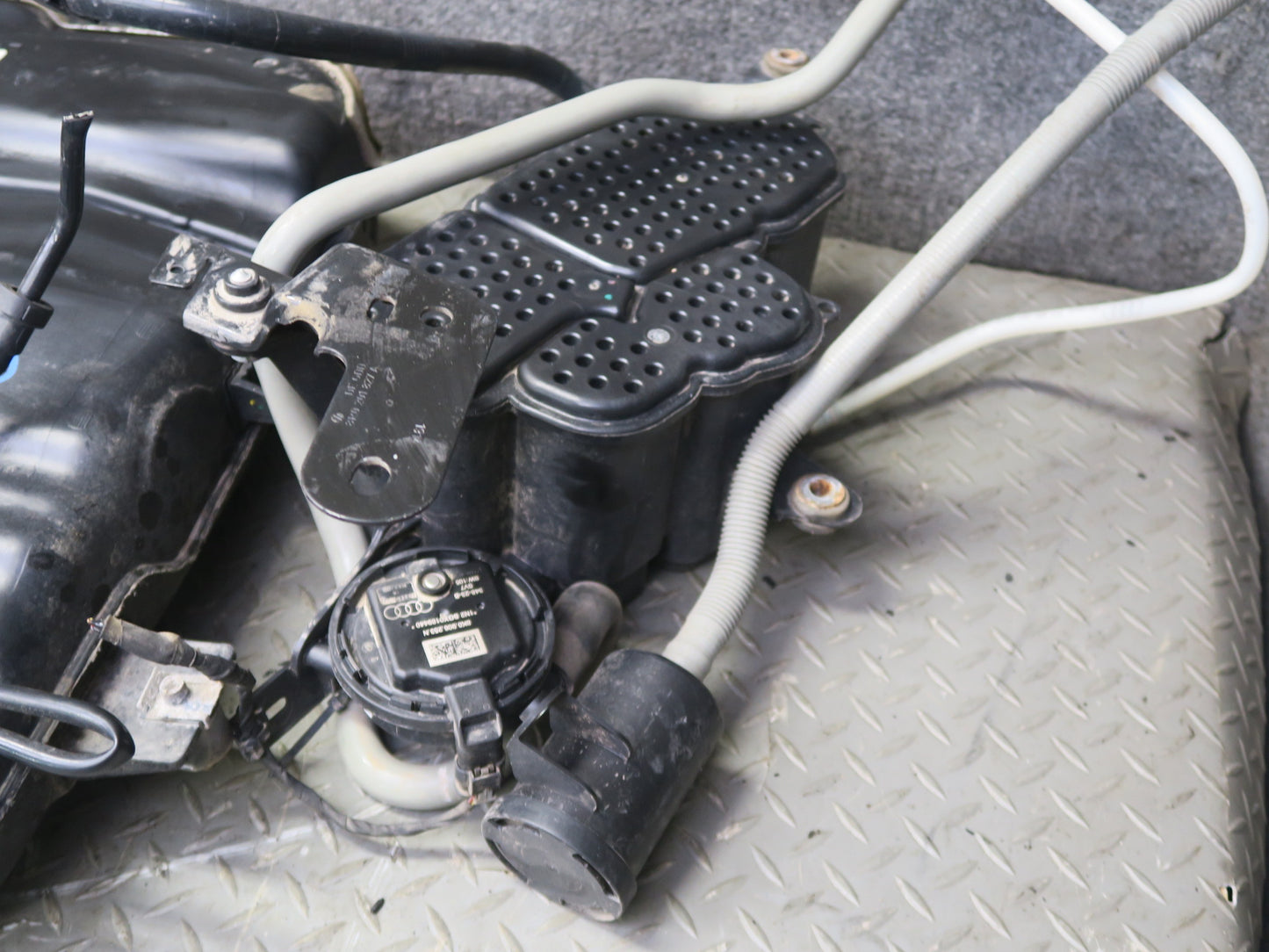 2015-2018 Porsche Macan Turbo Fuel Gas Tank W/ Filler Neck & Vapor Canister Assy