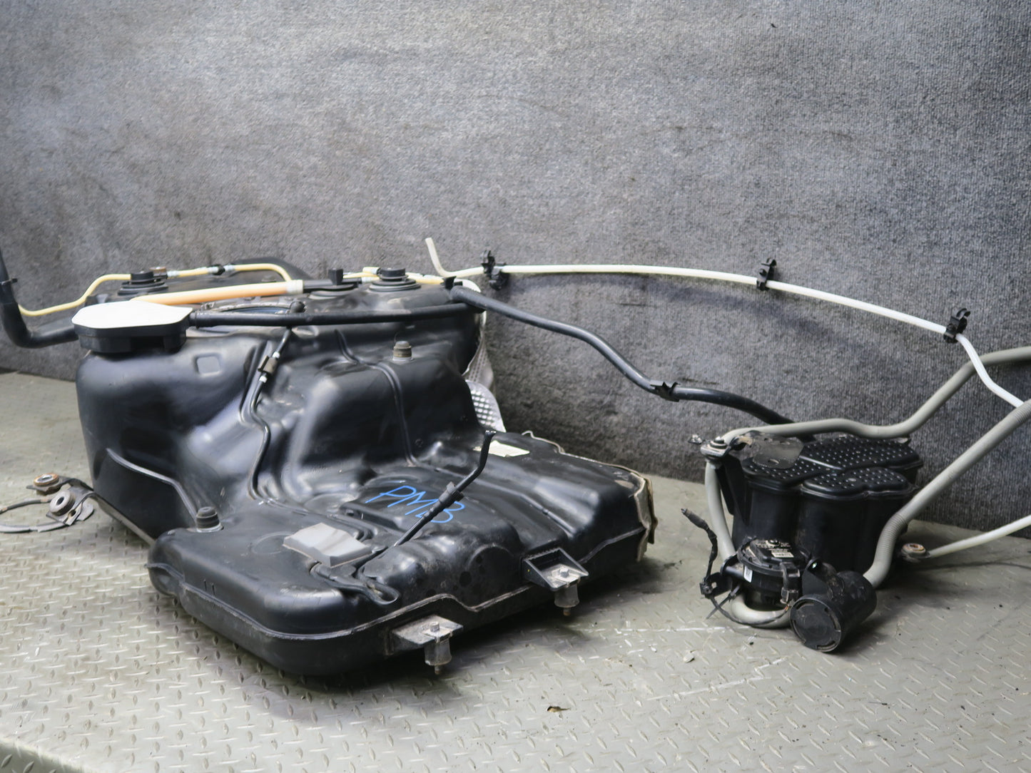 2015-2018 Porsche Macan Turbo Fuel Gas Tank W/ Filler Neck & Vapor Canister Assy