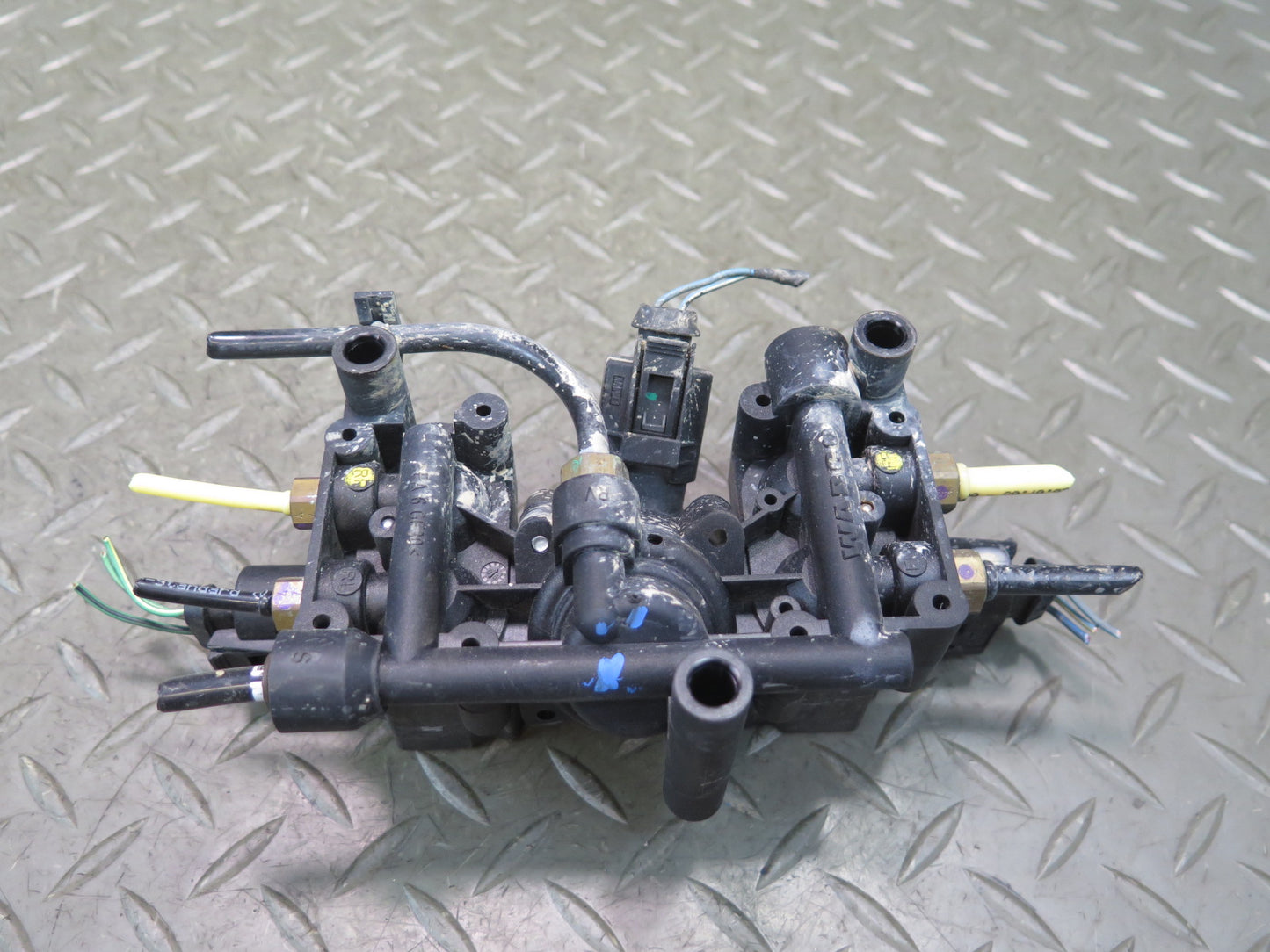 04-06 BMW E53 X5 Rear Air Suspension Valve Block 4725525660 OEM