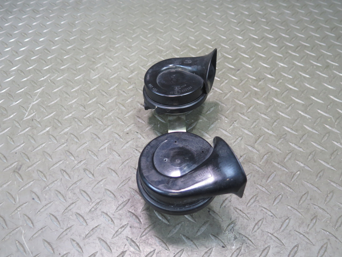 00-06 BMW E53 X5 Set of 2  High & Low Tone Note Pitch Horn Signal OEM