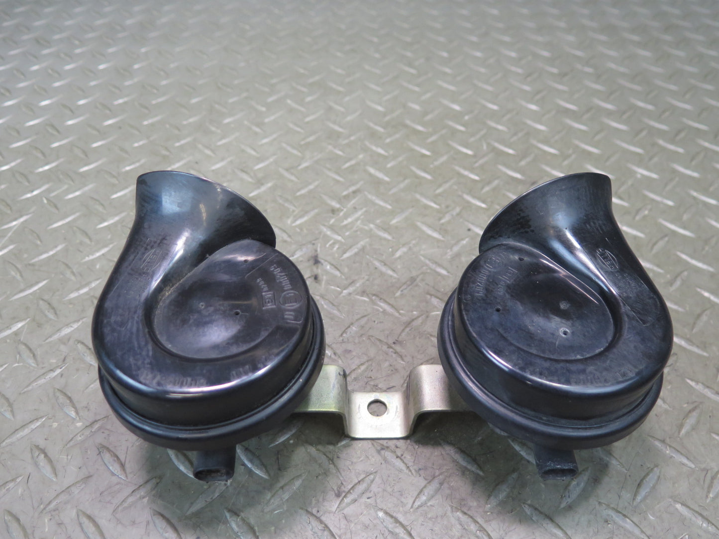 00-06 BMW E53 X5 Set of 2  High & Low Tone Note Pitch Horn Signal OEM