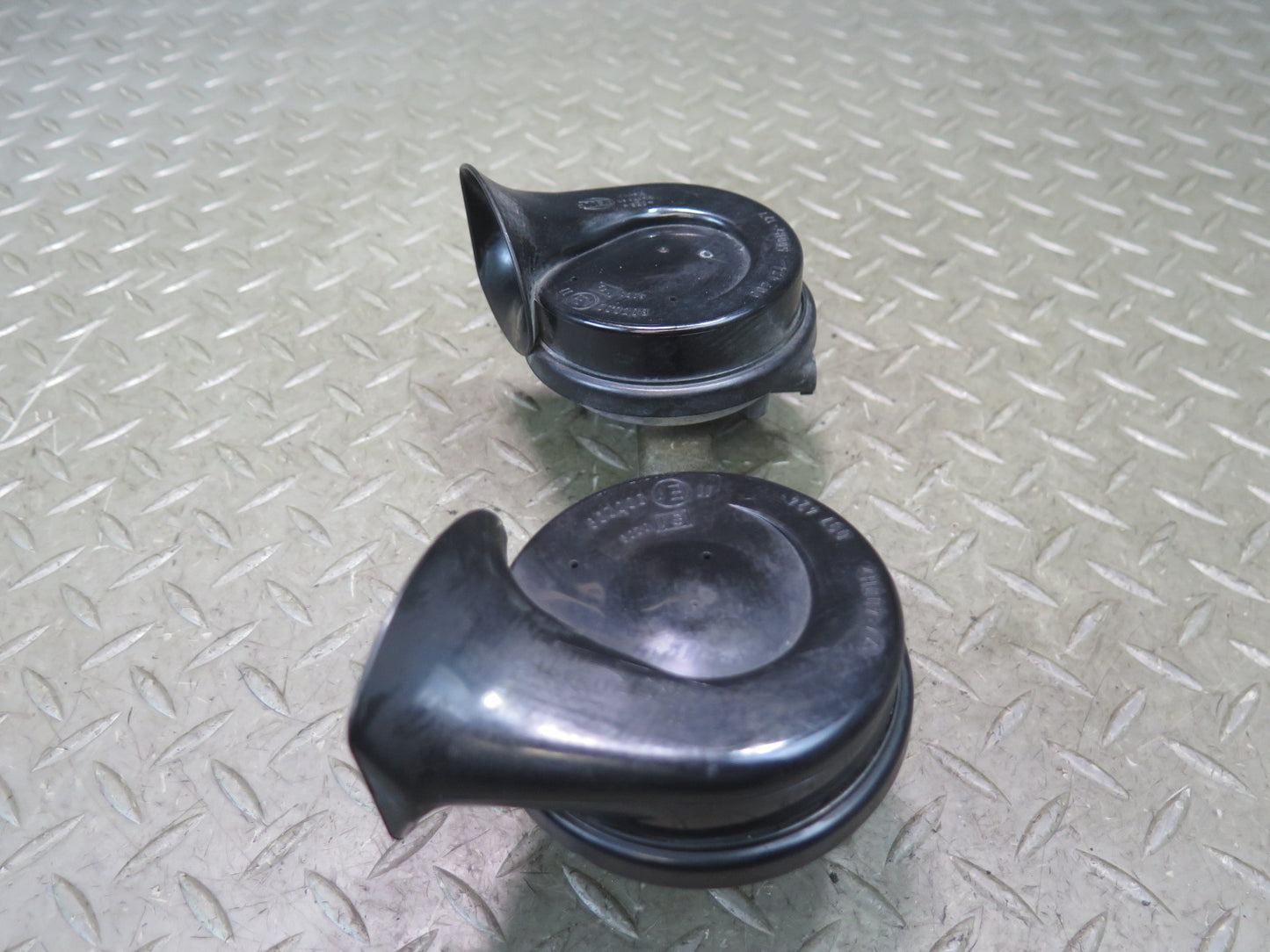 00-06 BMW E53 X5 Set of 2  High & Low Tone Note Pitch Horn Signal OEM