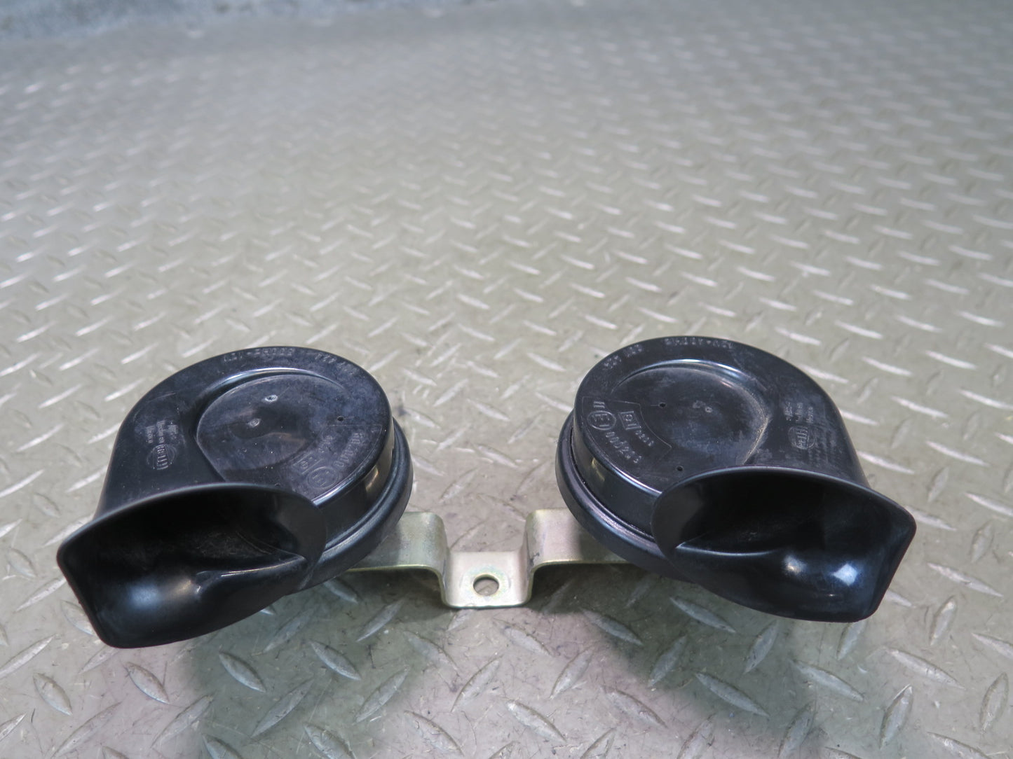 00-06 BMW E53 X5 Set of 2  High & Low Tone Note Pitch Horn Signal OEM