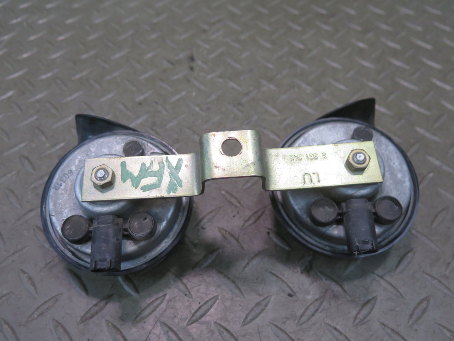 00-06 BMW E53 X5 Set of 2  High & Low Tone Note Pitch Horn Signal OEM