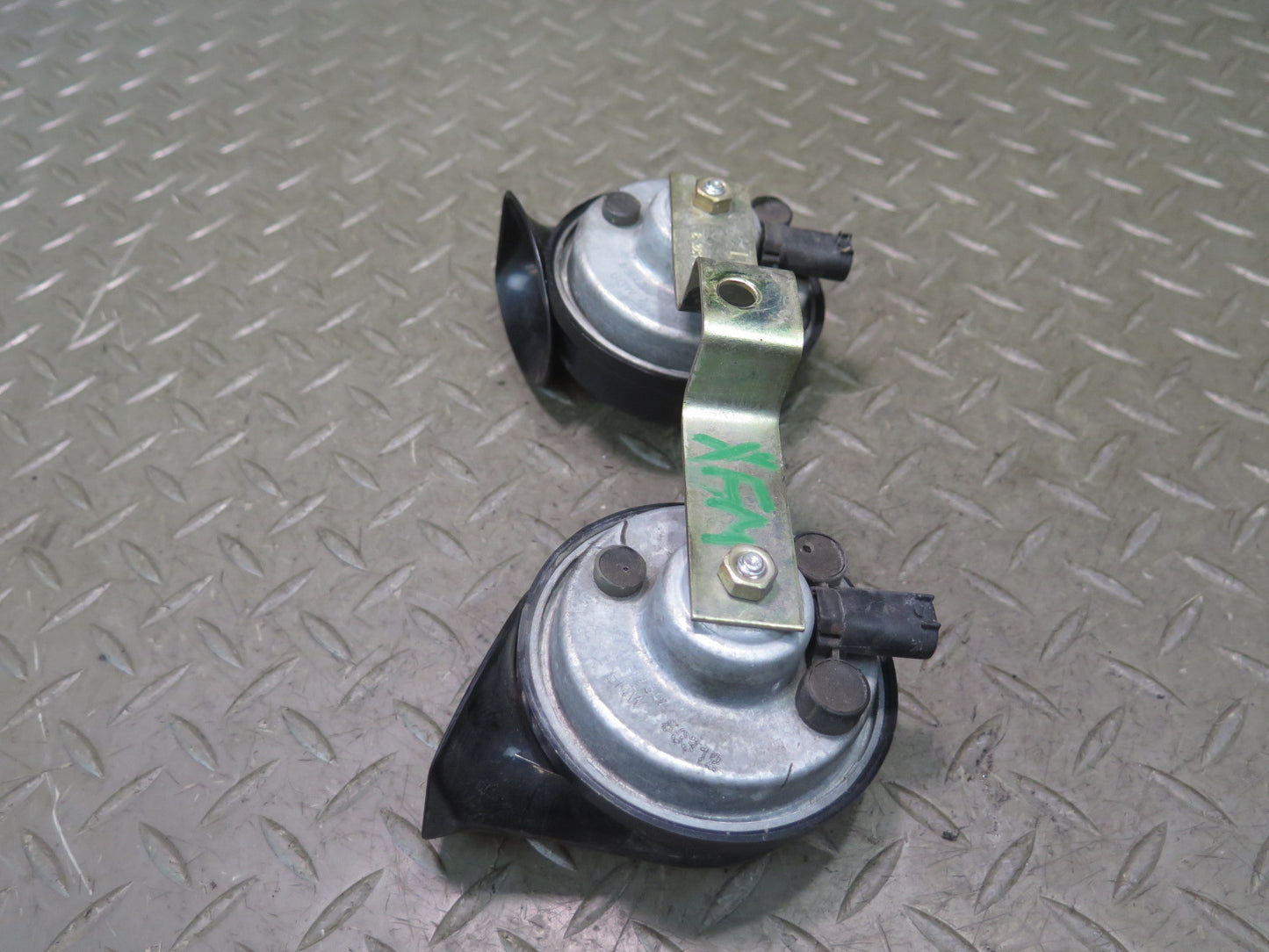 00-06 BMW E53 X5 Set of 2  High & Low Tone Note Pitch Horn Signal OEM