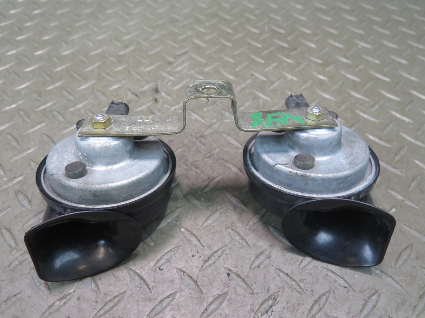 00-06 BMW E53 X5 Set of 2  High & Low Tone Note Pitch Horn Signal OEM