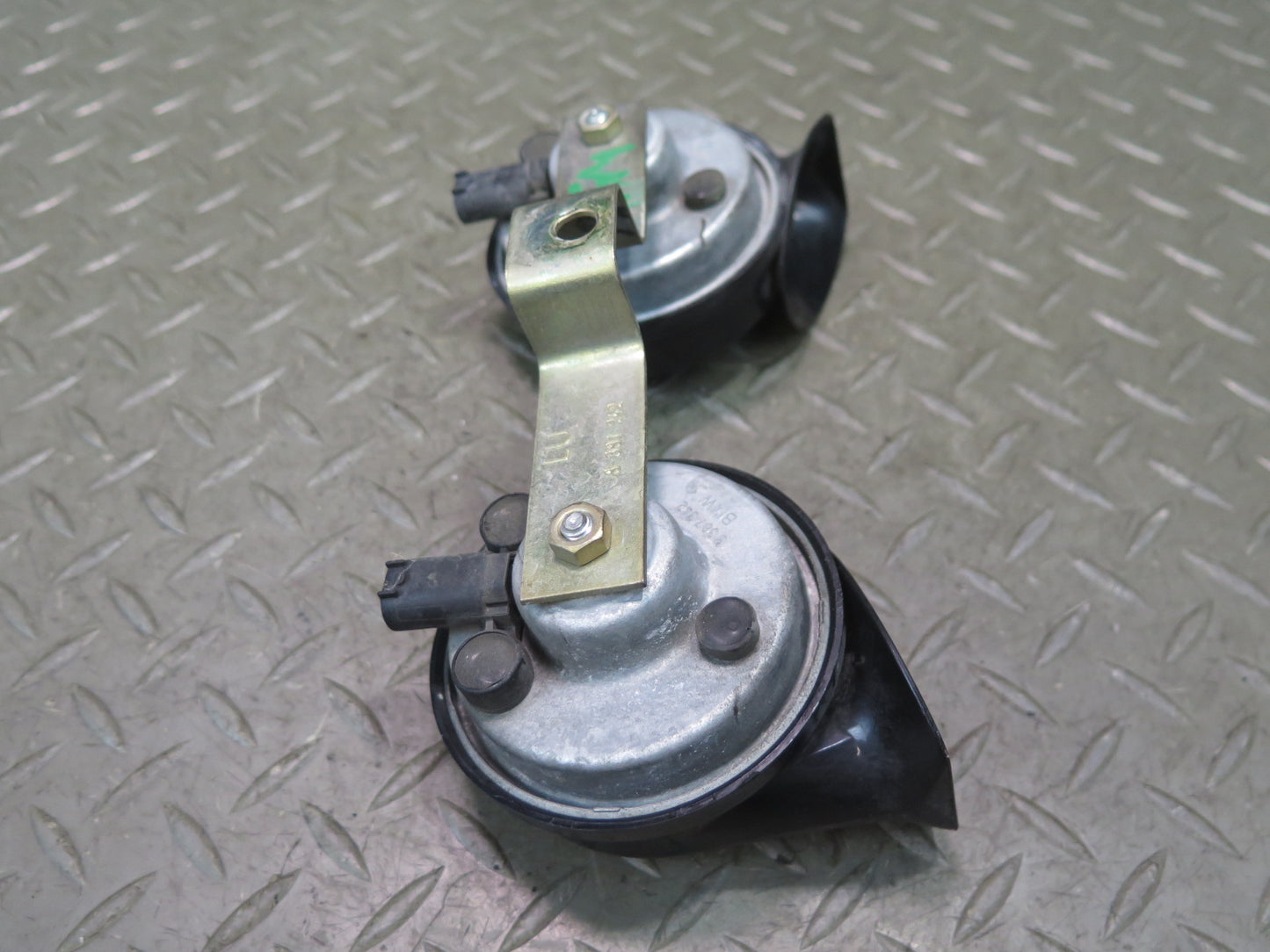 00-06 BMW E53 X5 Set of 2  High & Low Tone Note Pitch Horn Signal OEM