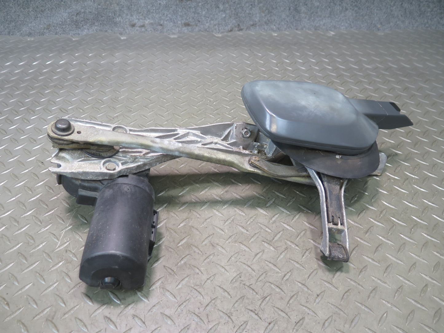 86-93 Mercedes W124 300E Windshied Wiper Transmission Linkage w Motor OEM