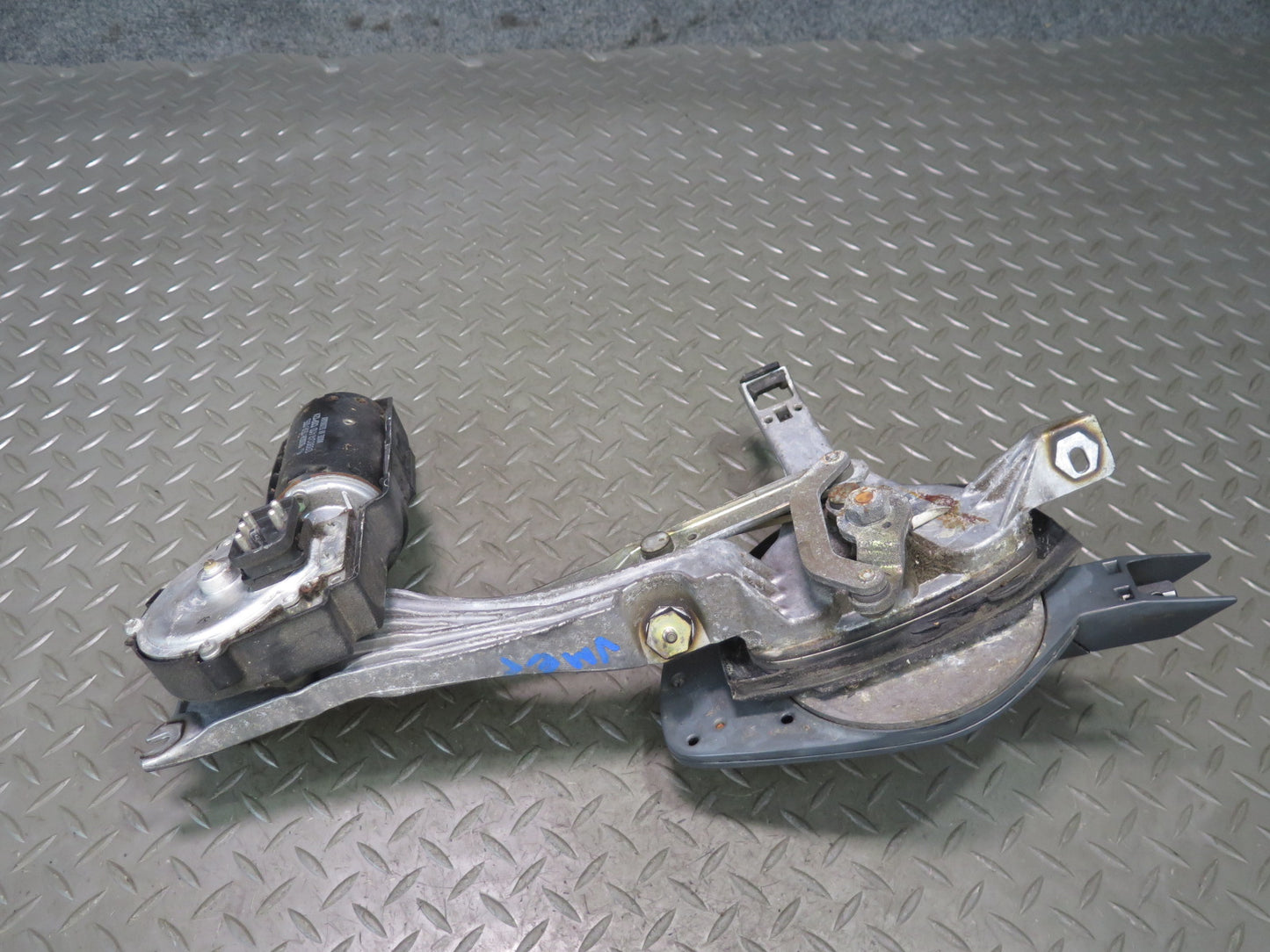86-93 Mercedes W124 300E Windshied Wiper Transmission Linkage w Motor OEM
