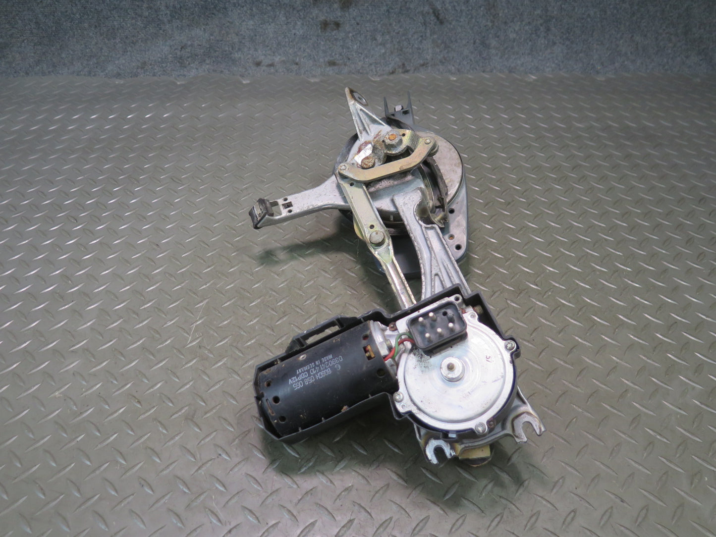 86-93 Mercedes W124 300E Windshied Wiper Transmission Linkage w Motor OEM