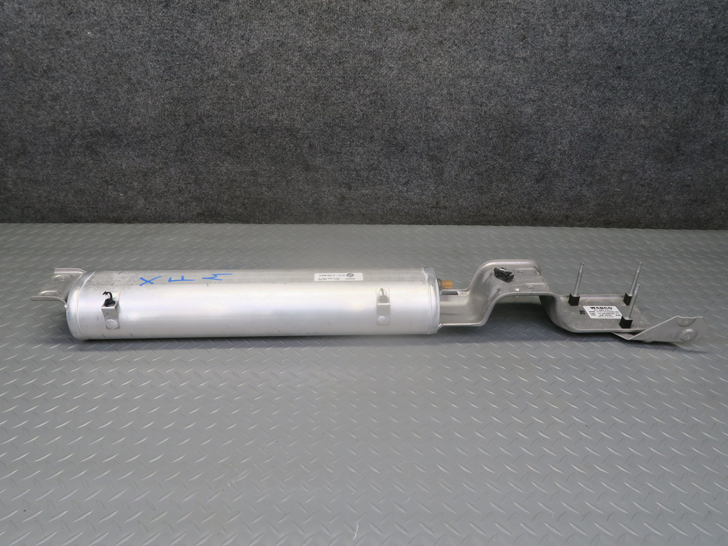 02-06 BMW E53 X5 Air Suspension Pressure Accumulator 6754482 OEM