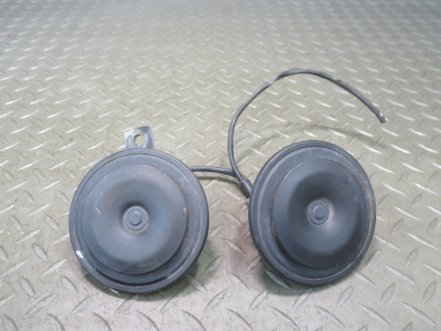 86-93 Mercedes W124 300E Set of 2 High & Low Tone Note Horn Pitch Signal OEM