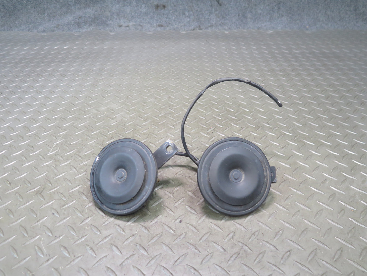 86-93 Mercedes W124 300E Set of 2 High & Low Tone Note Horn Pitch Signal OEM