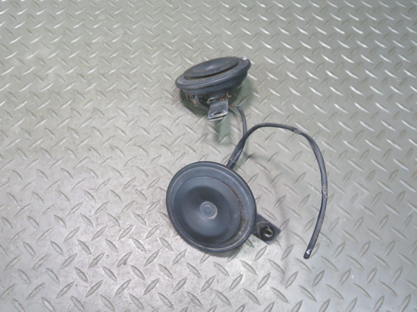 86-93 Mercedes W124 300E Set of 2 High & Low Tone Note Horn Pitch Signal OEM