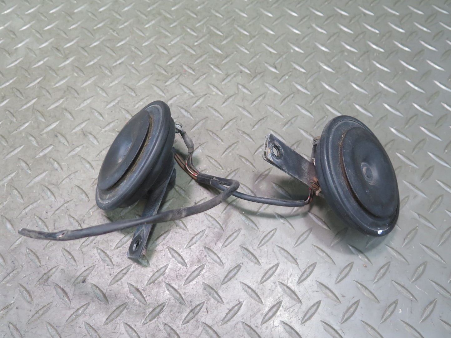 86-93 Mercedes W124 300E Set of 2 High & Low Tone Note Horn Pitch Signal OEM