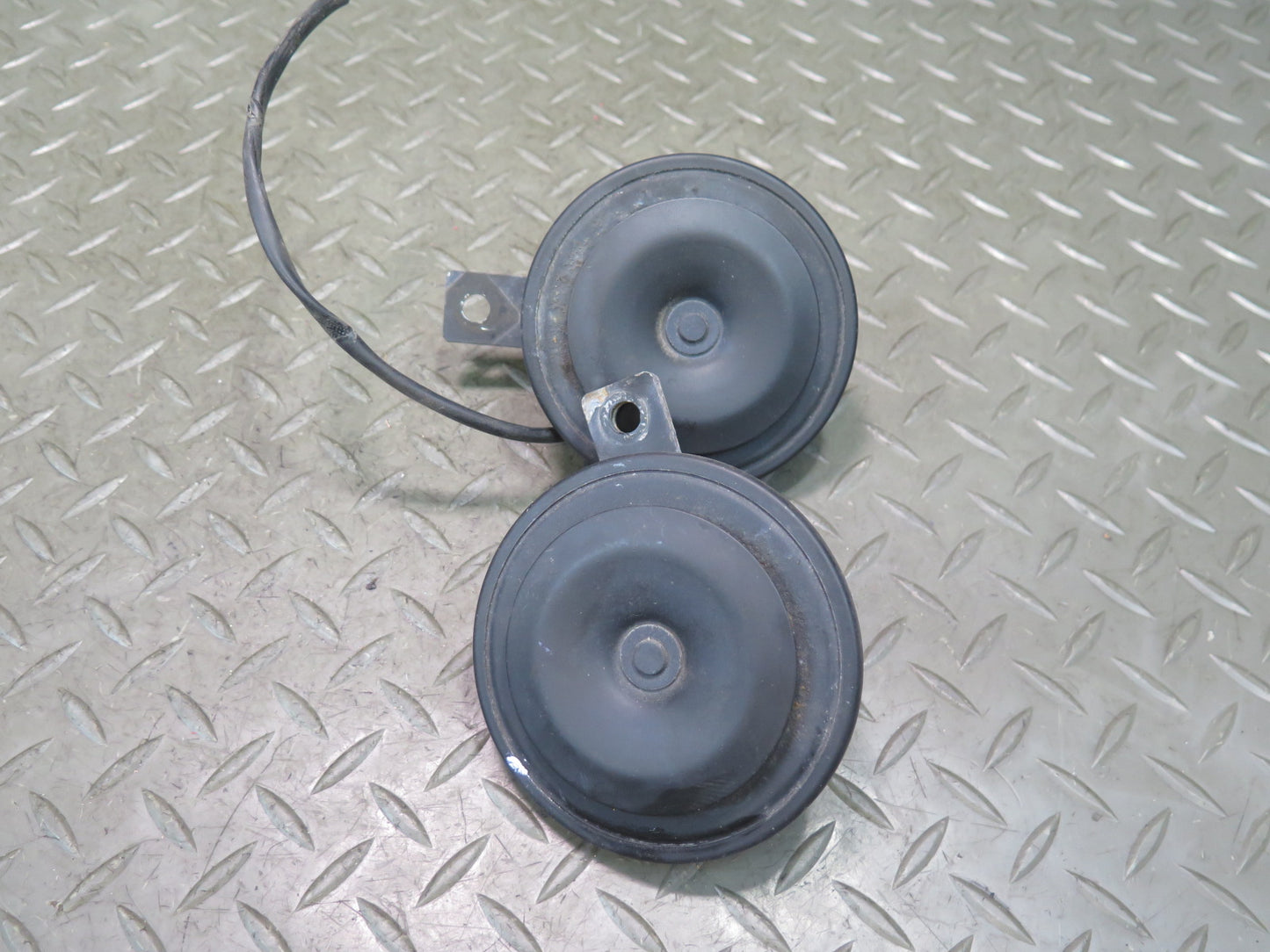 86-93 Mercedes W124 300E Set of 2 High & Low Tone Note Horn Pitch Signal OEM