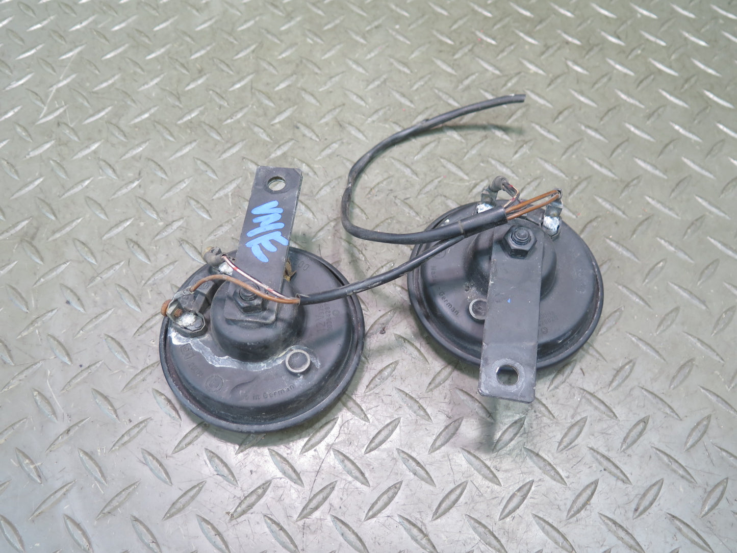 86-93 Mercedes W124 300E Set of 2 High & Low Tone Note Horn Pitch Signal OEM