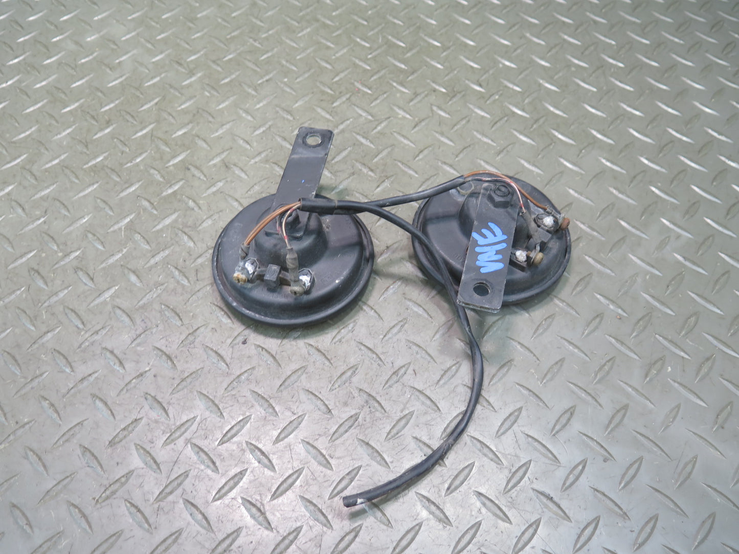 86-93 Mercedes W124 300E Set of 2 High & Low Tone Note Horn Pitch Signal OEM