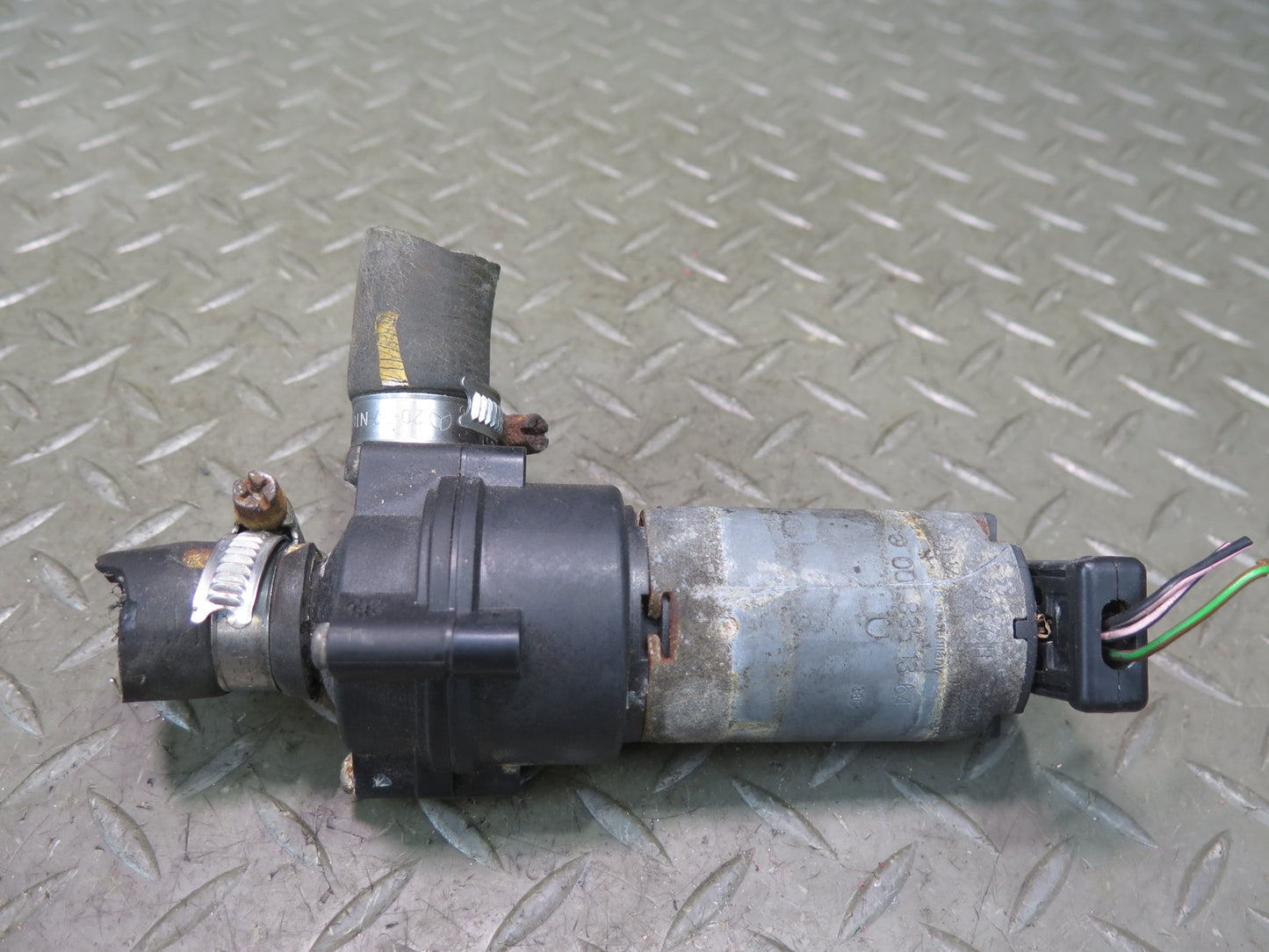 90-93 Mercedes W124 300E Engine Auxiliary AUX Coolant Water Pump OEM
