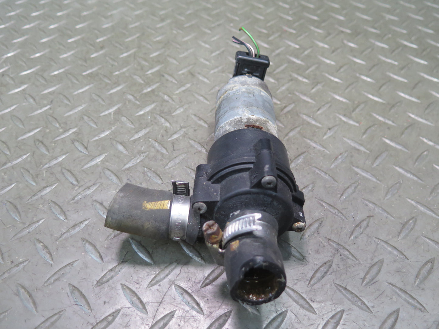 90-93 Mercedes W124 300E Engine Auxiliary AUX Coolant Water Pump OEM
