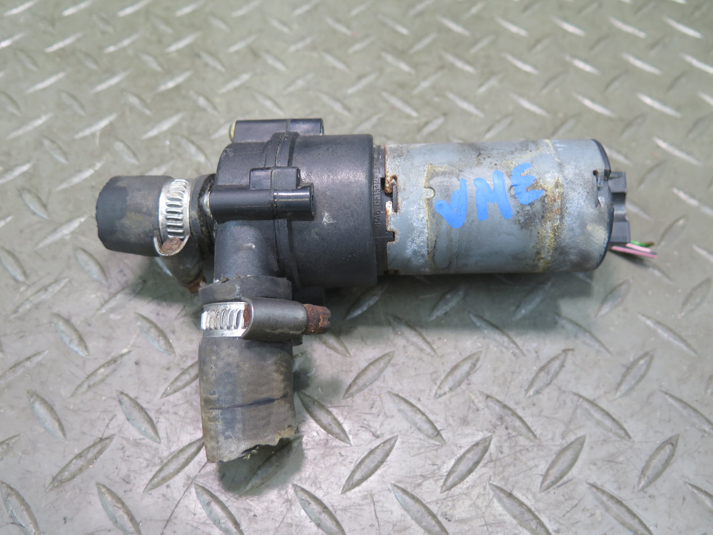 90-93 Mercedes W124 300E Engine Auxiliary AUX Coolant Water Pump OEM