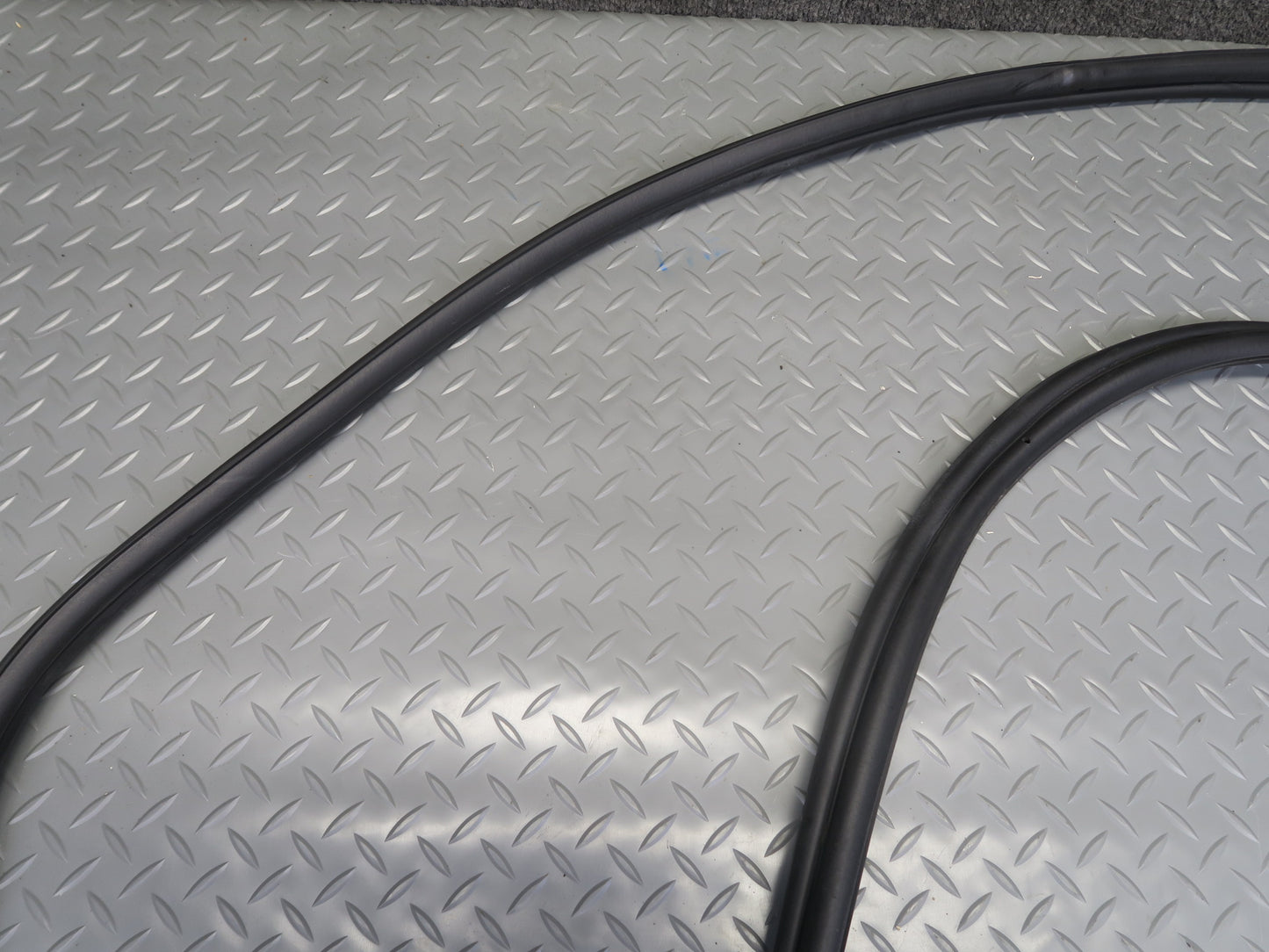 00-06 BMW X5 E53 Rear Trunk Weatherstrip Rubber Seal OEM