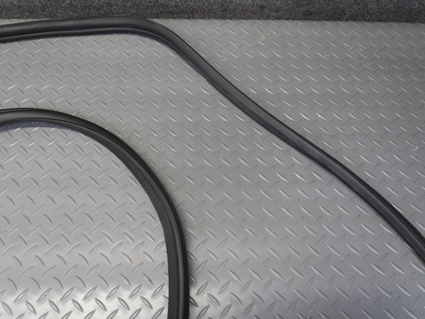00-06 BMW X5 E53 Rear Trunk Weatherstrip Rubber Seal OEM