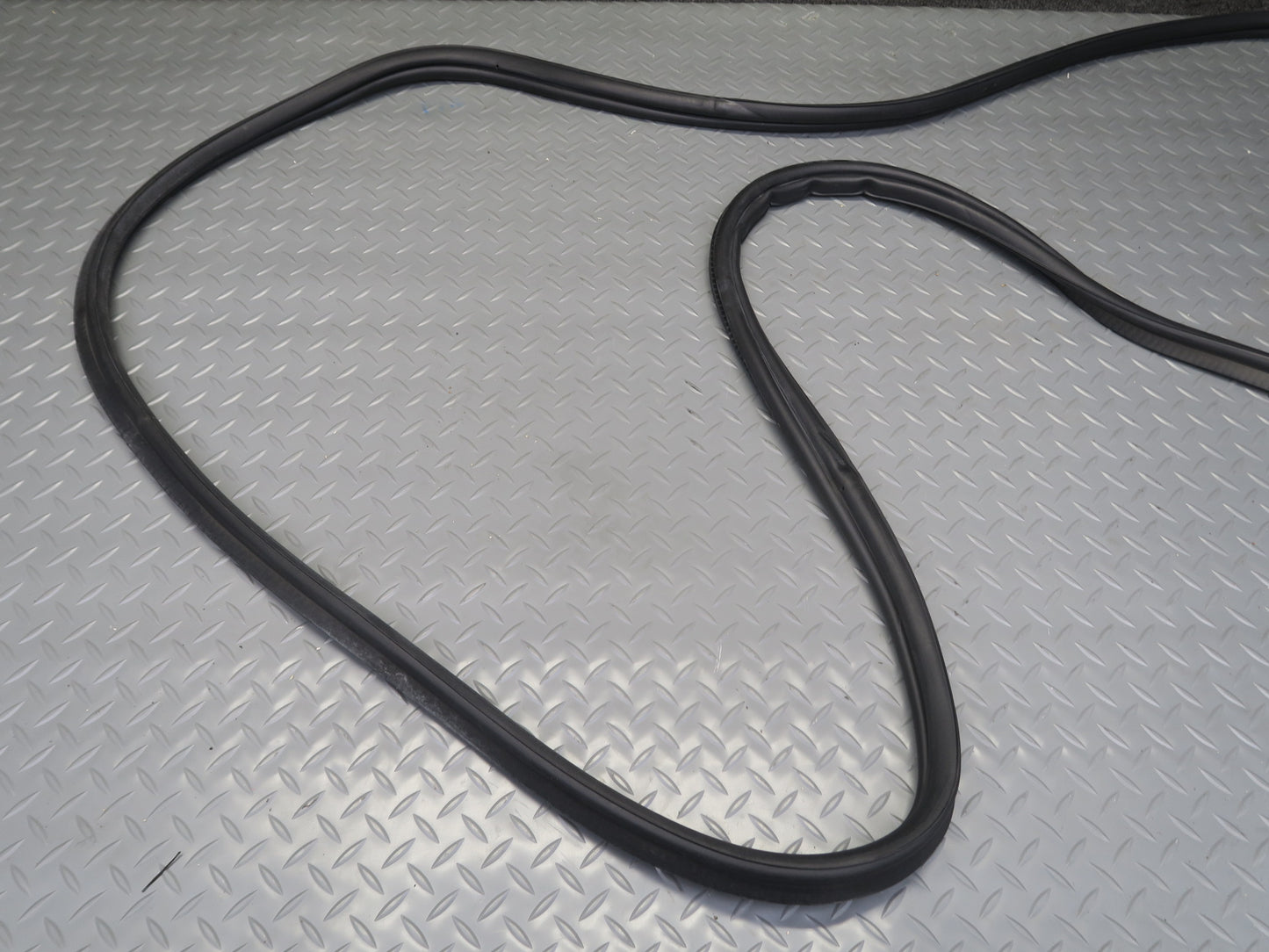 00-06 BMW X5 E53 Rear Trunk Weatherstrip Rubber Seal OEM