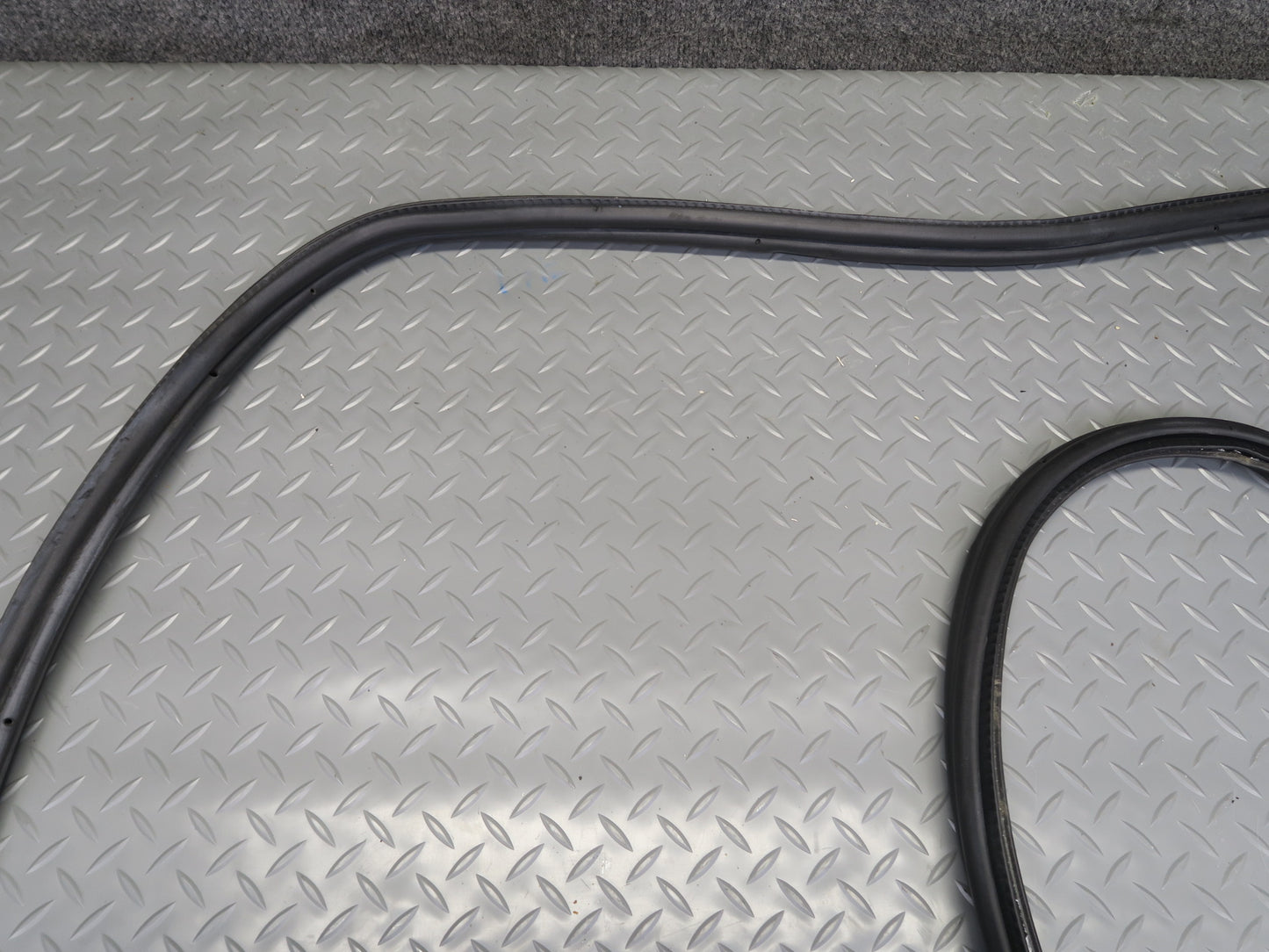 00-06 BMW X5 E53 Rear Trunk Weatherstrip Rubber Seal OEM