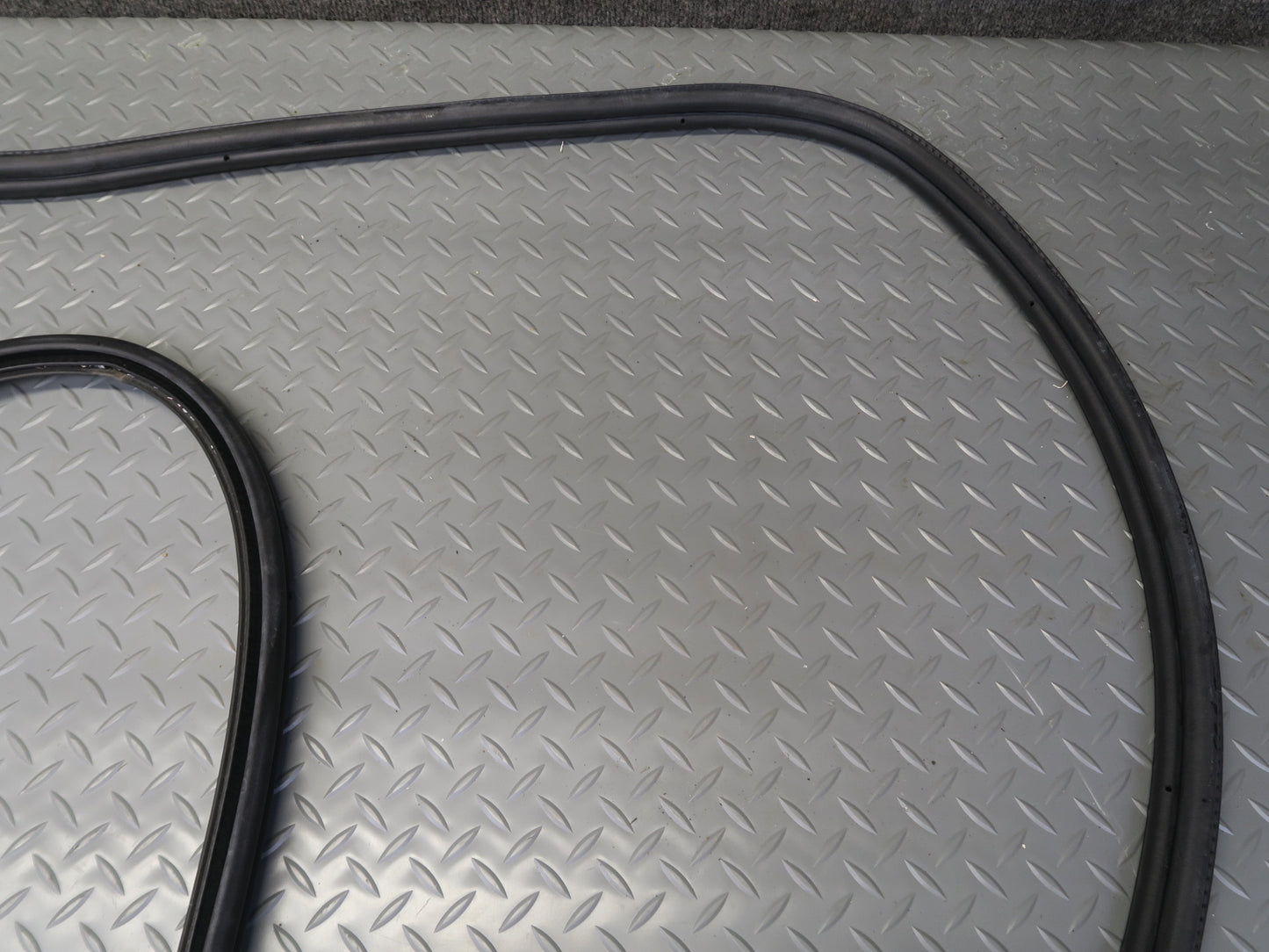 00-06 BMW X5 E53 Rear Trunk Weatherstrip Rubber Seal OEM