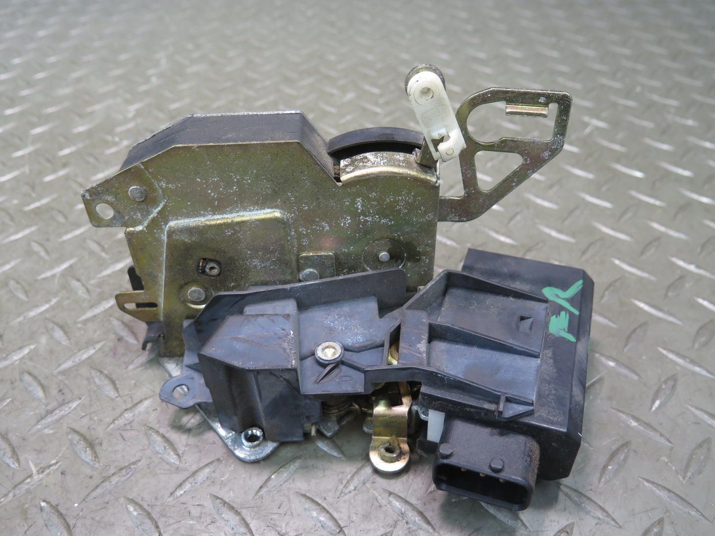96-02 BMW E36/7 Z3 Right Passenger Door Lock Latch Actuator 8397278 OEM