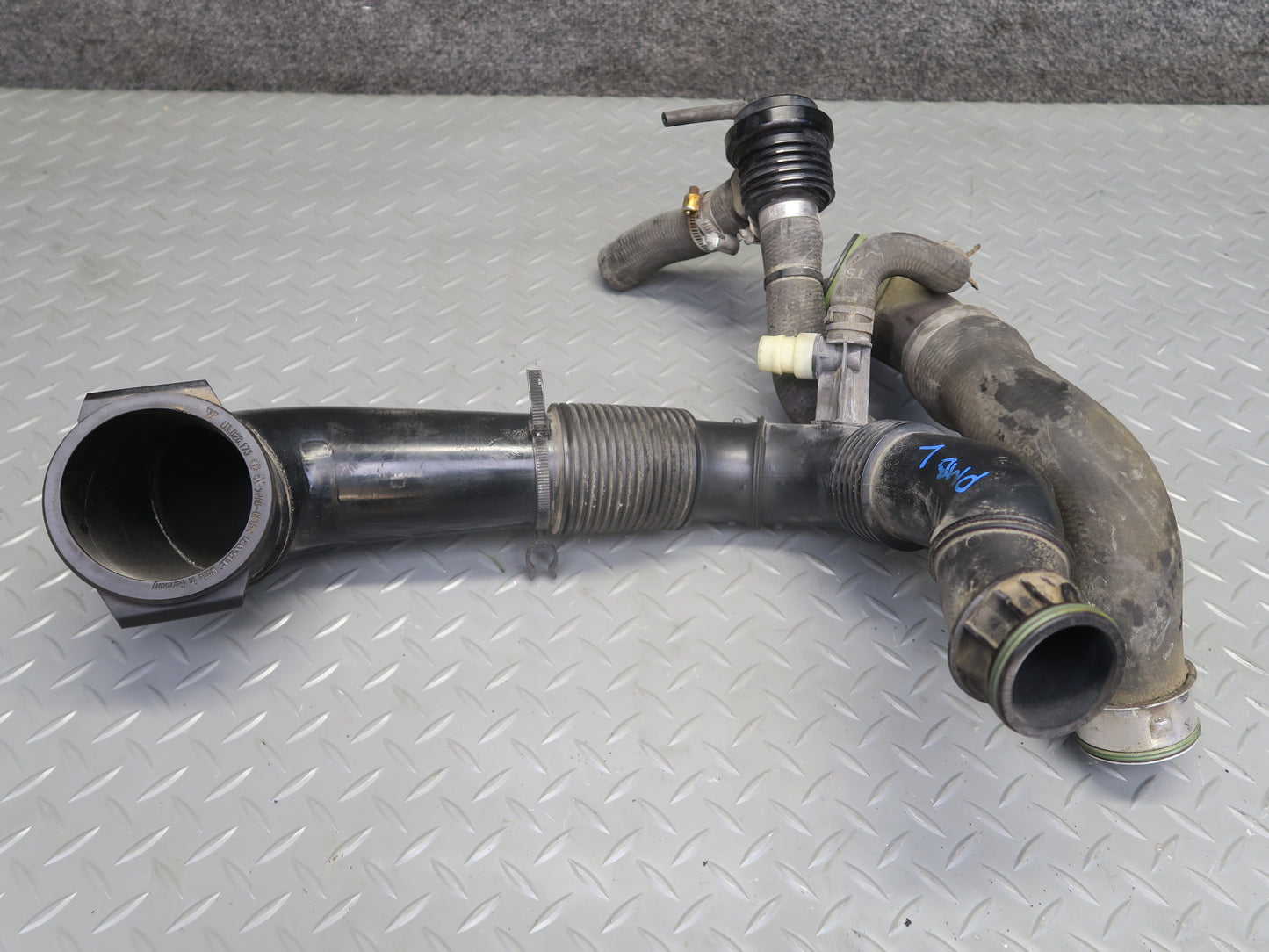 15-18 Porsche Macan Turbo 3.6L Engine Left Right Air Intake Hose Pipe Line Set