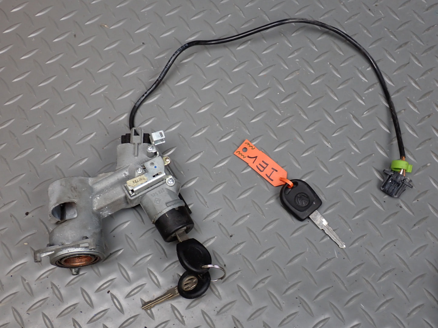 2002 VW Eurovan T4 2.8L A/T Engine ECU Theft Ignition Lock KEY Handle Set