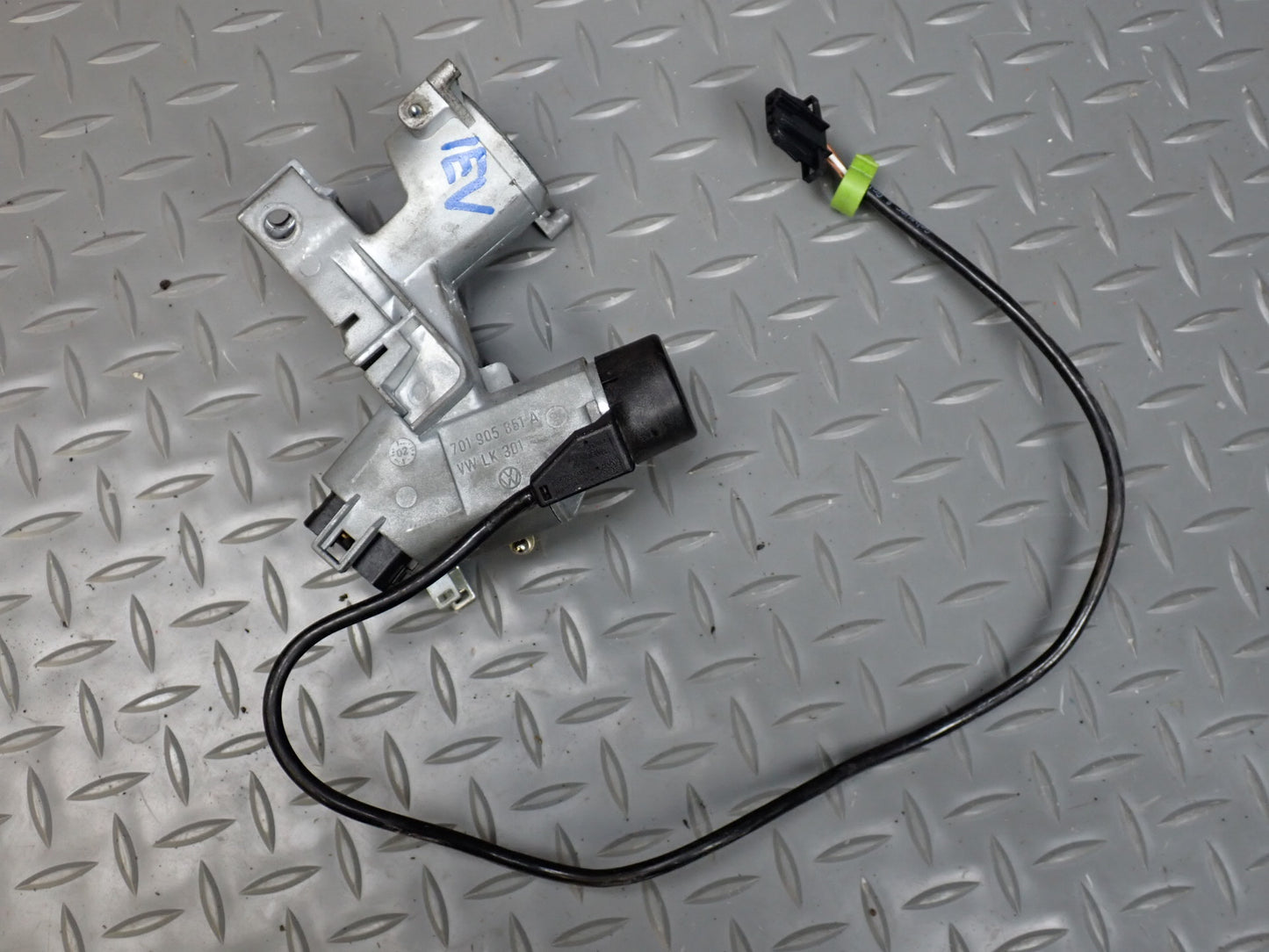 2002 VW Eurovan T4 2.8L A/T Engine ECU Theft Ignition Lock KEY Handle Set