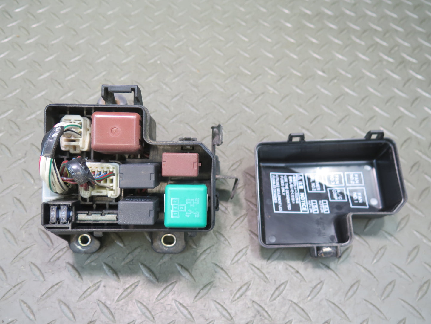 01-05 Lexus JZS160 GS300 GS430 Under Hood Fuse Relay Box OEM