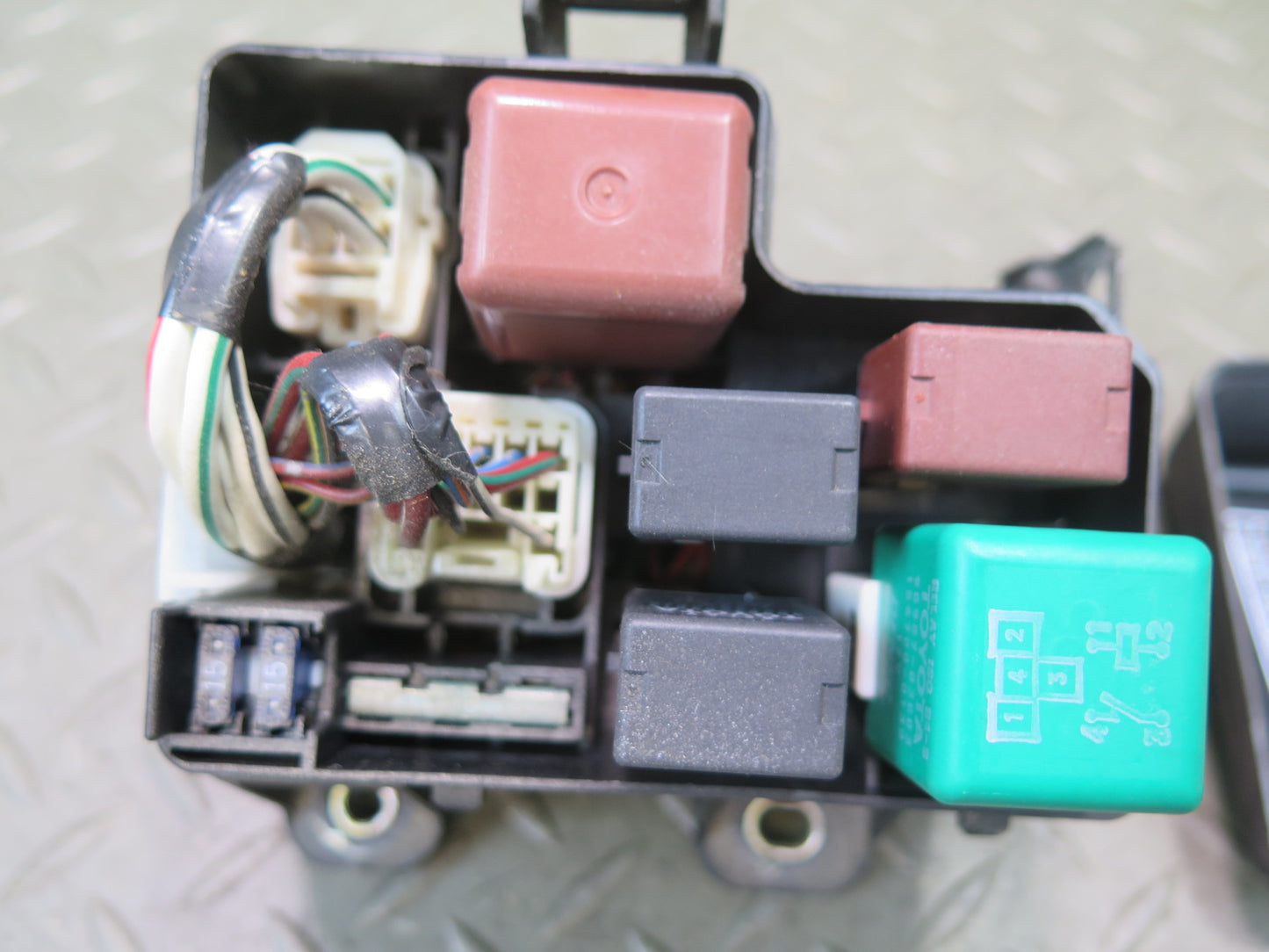 01-05 Lexus JZS160 GS300 GS430 Under Hood Fuse Relay Box OEM