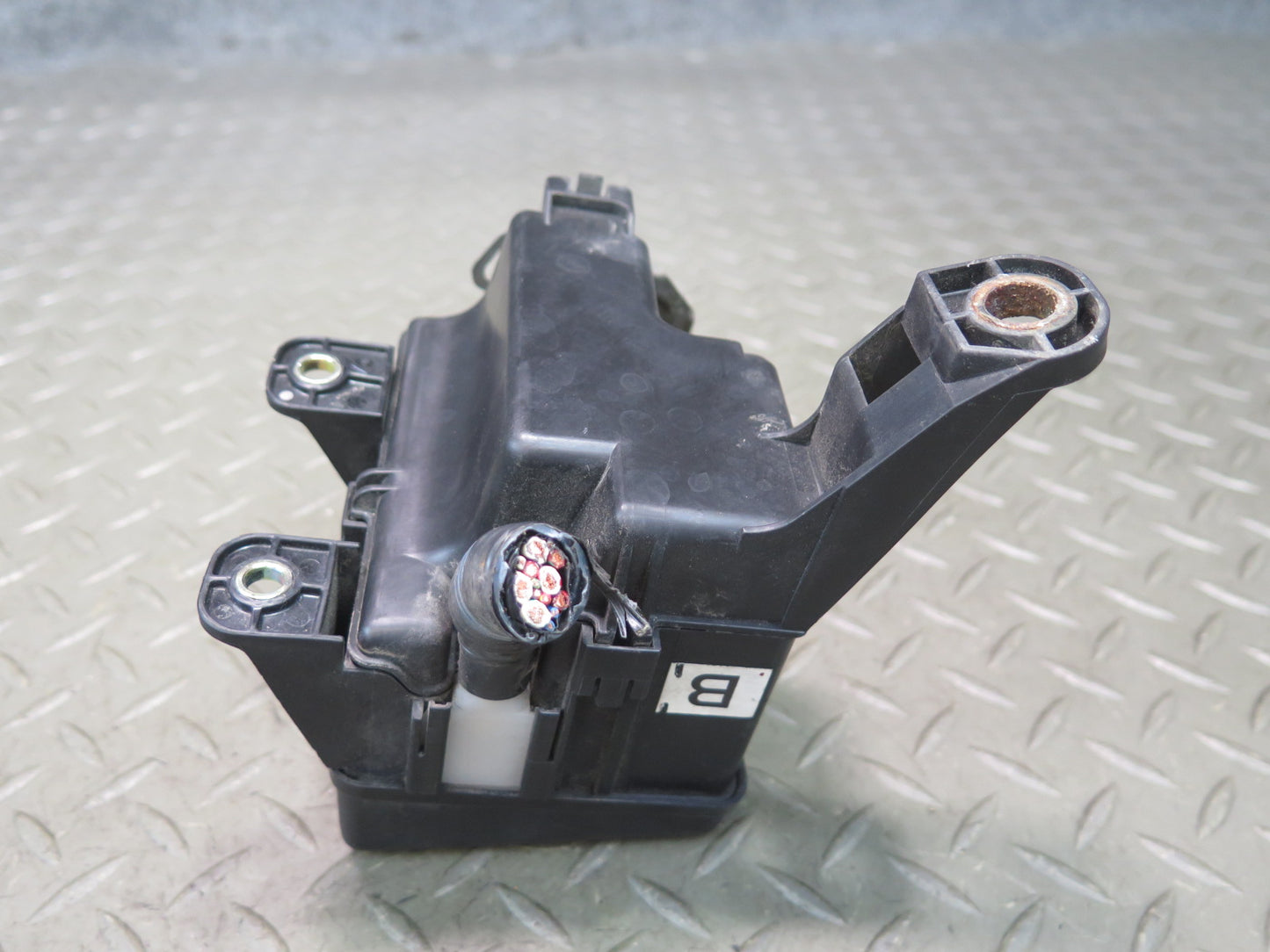 01-05 Lexus JZS160 GS300 GS430 Under Hood Fuse Relay Box OEM