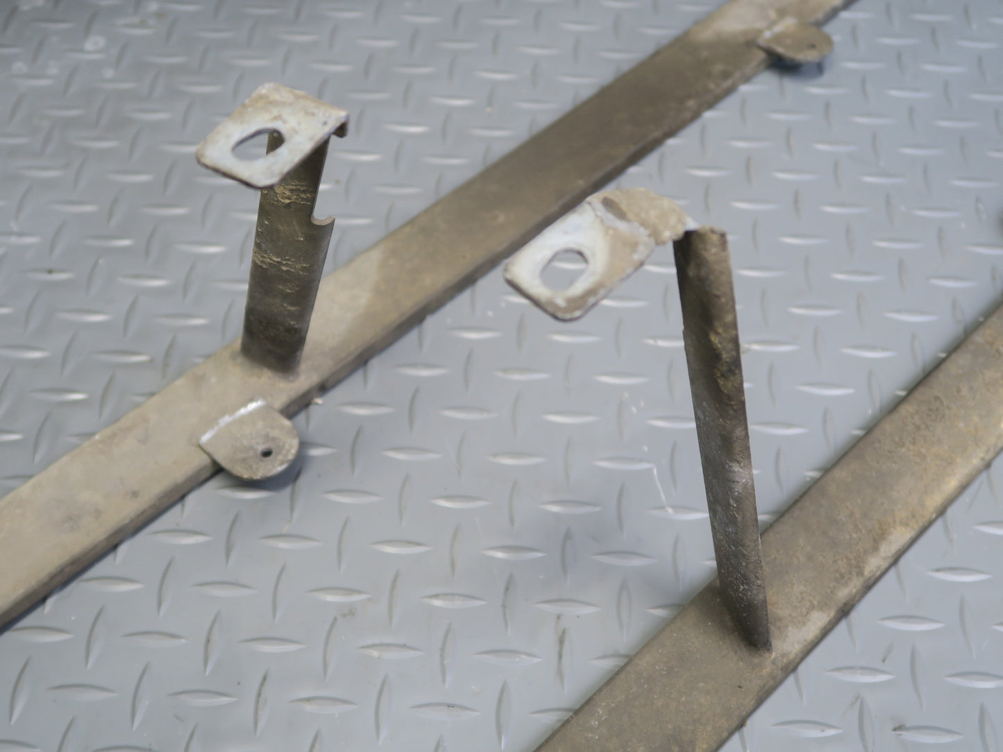 03-08 BMW E85 Z4 Set of 2 Rear Suspension Subframe Support Rail Bracket OEM