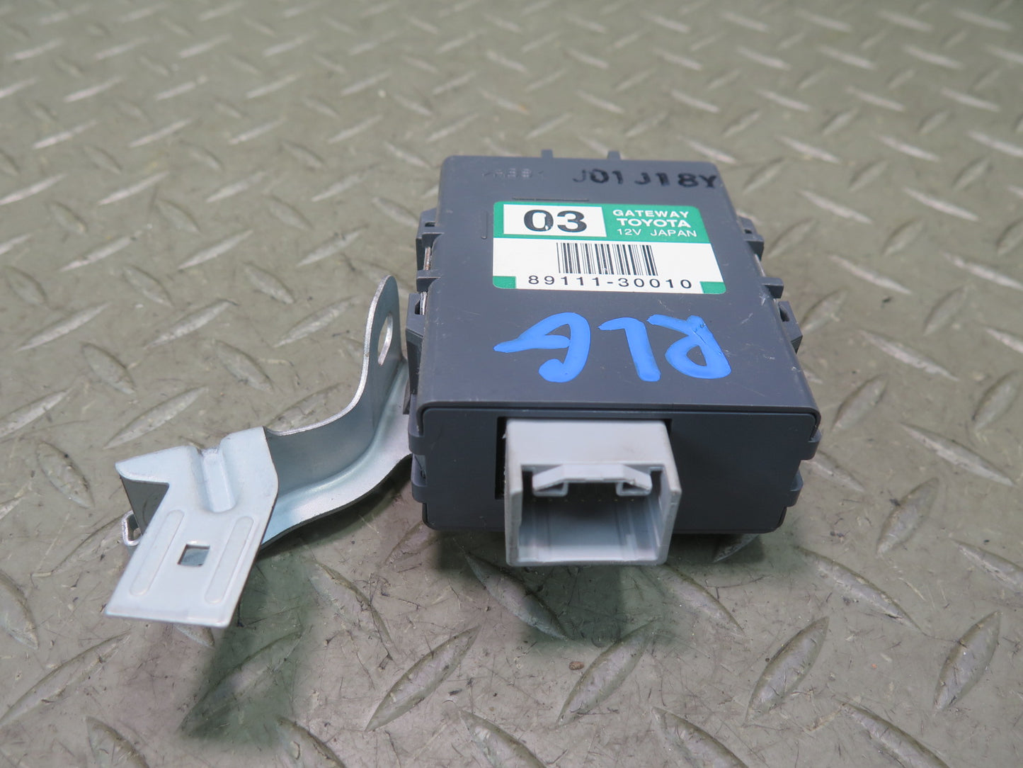 01-05 Lexus UZS160 GS300 GS430 Network Gateway Control Module 89111-30010 OEM
