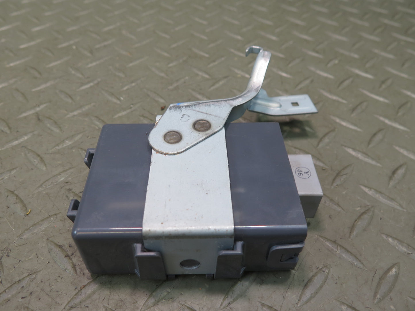 01-05 Lexus UZS160 GS300 GS430 Network Gateway Control Module 89111-30010 OEM