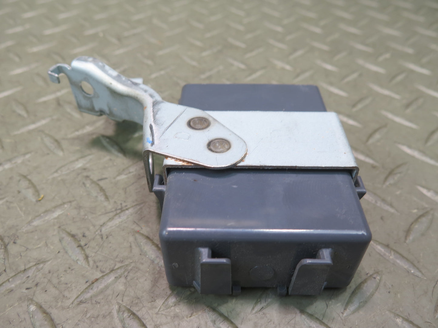 01-05 Lexus UZS160 GS300 GS430 Network Gateway Control Module 89111-30010 OEM