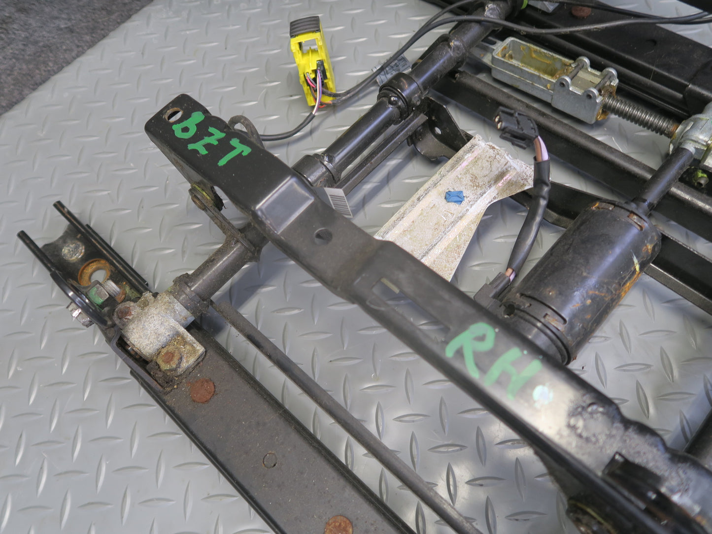 98-02 BMW E36/7 Z3 Front Right Passenger Seat Lower Frame Track Rail w Motor OEM