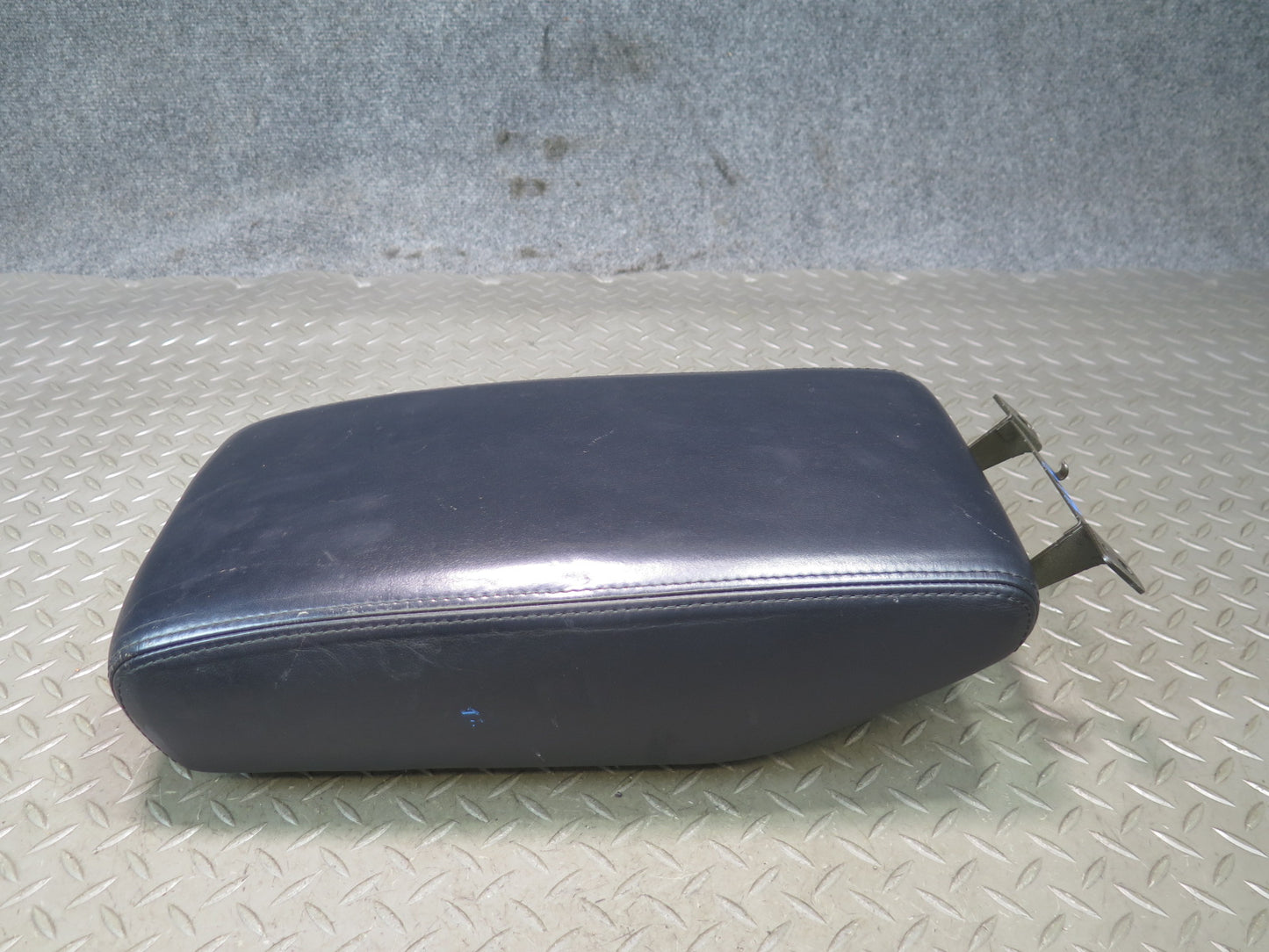 01-05 Lexus UZS160 GS300 GS430 Center Console Leather Armrest Lid Black OEM