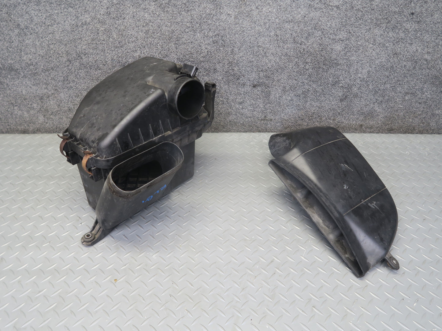 01-05 Lexus GS430 Air Intake Cleaner Filter Box w MAF Sensor & Duct Assy OEM